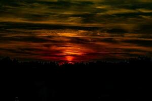 colorato tramonto paesaggio con nuvole e drammatico cielo foto