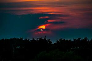 colorato tramonto paesaggio con nuvole e drammatico cielo foto