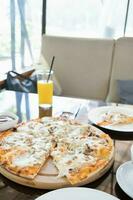 italiano pollo Pizza con mozzarella formaggio su bicchiere tavolo nel strada bar foto
