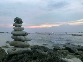 equilibrio ciottolo pietra a il spiaggia foto