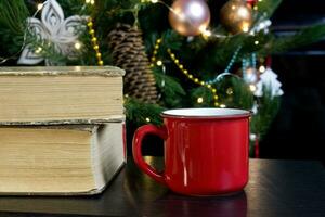 vuoto rosso boccale con Natale albero su sfondo, tè o caffè tazza con Natale e nuovo anno decorazione, verticale finto su con ceramica boccale per caldo bevande, vuoto regalo Stampa modello. foto