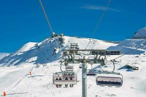 bellissimo Visualizza di gornergrat, Zermatt, Cervino sciare ricorrere nel Svizzera con cavo sedia sollevamento trasporto. sciare ascensori nel Svizzera. inverno vacanze. foto