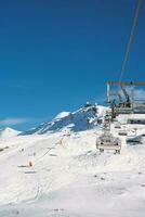 bellissimo Visualizza di gornergrat, Zermatt, Cervino sciare ricorrere nel Svizzera con cavo sedia sollevamento trasporto. sciare ascensori nel Svizzera. inverno vacanze. foto