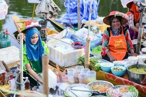 songkhla, Tailandia, aprile 15, 2018, venditori vendere cibo e Souvenirs a klonghae galleggiante mercato nel cappello si, Tailandia. il primo galleggiante mercato nel il Sud di Tailandia. foto