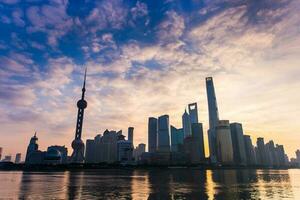 shanghai, Cina - ott 18, 2015-pudong punti di riferimento è un' quartiere di shanghai, Cina, collocato est di il huangpu fiume attraverso a partire dal il storico città centro di shanghai nel puxi. foto