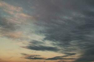 colorato nuvoloso crepuscolo bellissimo cielo paesaggio urbano tramonto e mattina Alba. drammatico sera notte presto mattina Visualizza foto