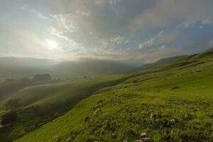 Basso nuvole in ritardo pomeriggio su il montagna foto