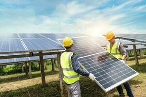 un team di ingegneri maschi sta per installare i pannelli solari. presso il team di ingegneri della centrale solare ha ordinato e installato celle solari. foto
