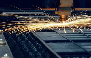 laser taglio testa per metallo in lavorazione metallo fabbrica scintilla sfondo, in lavorazione e laser taglio per metallo nel il industriale foto