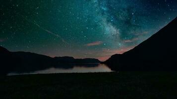 fiordo con latteo modo nel il cielo. Visualizza di montagne e fiordo paesaggio nel Norvegia foto