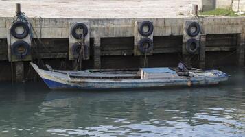 un' piccolo di legno pesca barca attracco a il porto. foto