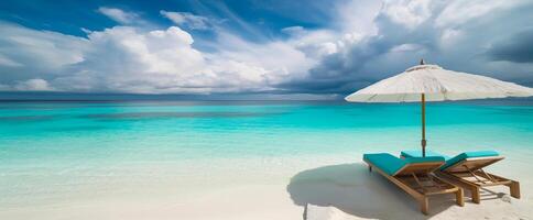 sedie e ombrello su un' sabbioso spiaggia prospiciente turchese oceano, bandiera formato. generativo ai illustrazione foto