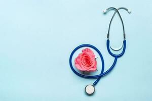 bellissimo cuore rosa e stetoscopio su blu sfondo. grazie voi medico e infermiera concetto foto