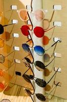 grande selezione di occhiali da sole e bicchieri su un' In piedi foto