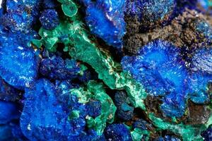 macro minerale pietra malachite con azzurrite su bianca sfondo foto