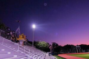 bellissimo cielo leggero nel sport stadio. foto