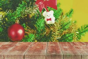 legna camminare e rosso Natale palla con regalo su colore sfondo. foto