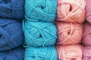 grovigli di multicolore di spessore di lana fili. sfondo. maglieria foto