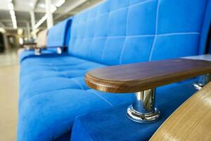 morbido nuovo blu moderno confortevole divano con di legno bracciolo foto