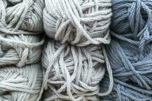 grovigli di multicolore di spessore di lana fili. sfondo. maglieria foto