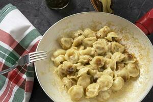 delizioso d'oro fritte ravioli nel un' frittura padella su il tavolo. fritte Ravioli per cena foto