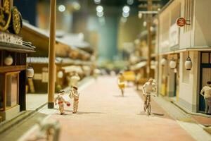 miniatura Modelli di 1800 antico villaggio e giapponese persone nel quotidiano vita durante il età di osaka. foto