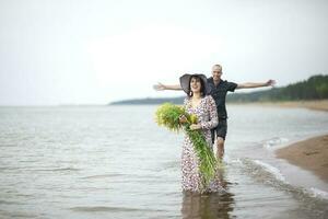 romantico giovane coppia nel amore su il spiaggia foto