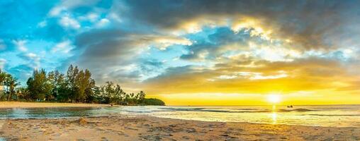 ko lanta, Krabi Tailandia tramonto a il spiaggia. colorato cielo come il sole imposta. foto