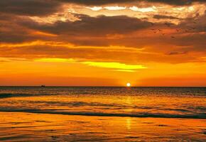 ko lanta, Krabi Tailandia tramonto a il spiaggia foto