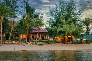 ko lanta, Krabi Tailandia tramonto a il spiaggia foto