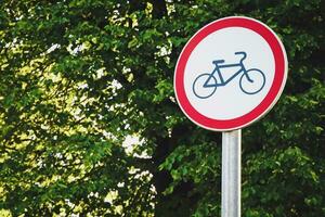 strada cartello proibire Ciclismo nel il pedone la zona, senza veicolo zona foto