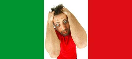 giovane italiano disperato nel il italiano bandiera. foto