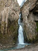 gil-su cascata nel nord Caucaso, Russia. bellissimo autunno paesaggio. montagne nel autunno mattina. foto