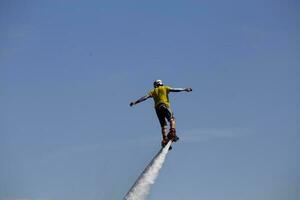 flyboard mostrare a il anguria Festival nel kamyshin. foto