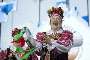 08 29 2020 bielorussia, lyaskovichi. celebrazione nel il città. un anziano donna nel nazionale slavo Abiti canta. foto