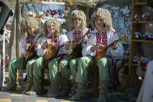 08 29 2020 bielorussia, lyaskovichi. celebrazione nel il città. etnico slavo ucraino o bielorusso musicisti con balalaica. foto