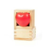 rosso cuore nel cubo legna scatola , San Valentino concetto. foto