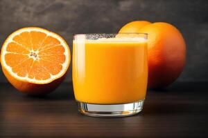 appena spremuto arancia succo nel un' bicchiere su di legno tavolo, avvicinamento. salutare cibo concetto. generativo ai foto