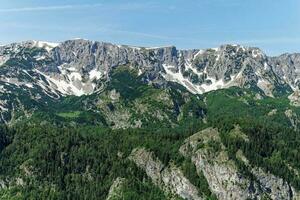 campeggio Il prossimo per un' lago circondato di montagne. panoramico e bellissimo Visualizza. escursioni a piedi vita. viaggio e avventuroso. natura concetto. vacanze e vacanza. foto