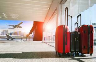 pila di in viaggio bagaglio nel aeroporto terminale con passeggeri aereo approc per prendere via su pista di decollo foto