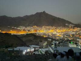 Mecca, Arabia arabia, aprile 2023 - bellissimo Visualizza di makkah città a partire dal jabal noor montagna nel Mecca. il storico grotta hara è collocato su il superiore di jabal noor. foto