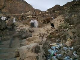 Mecca, Arabia arabia, aprile 2023 - pellegrini intestazione per hira grotta su montare al noor nel mecca. il storico grotta hara è collocato su il superiore di jabal noor. foto