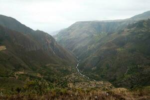 bellissimo aereo Visualizza di un' verde valle con fiume. saragoro, ecuador foto