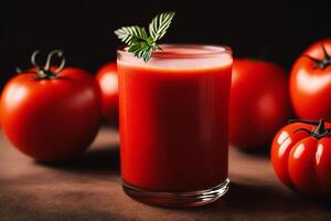 fresco pomodoro succo nel un' bicchiere su un' di legno sfondo, avvicinamento. salutare cibo concetto. generativo ai foto