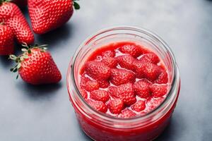 fragola marmellata nel un' bicchiere vaso con fresco fragole, avvicinamento. salutare cibo concetto. generativo ai foto