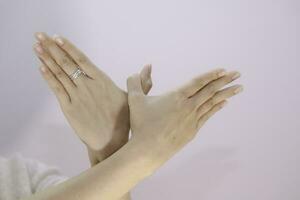 avvicinamento bellissimo Due mani di un' donna mostrando dieci dita per il indietro su isolato sfondo foto