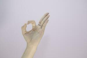 femmina fabbricazione mano ok su bianca isolato, sfondo avvicinamento di donna mano Esprimere a gesti - mostrando cartello va bene foto