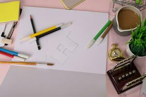 superiore Visualizza di il taglio carta o disegno Casa su un' rosa tavolo, preparazione per fare compiti a casa nel un Aperto taccuino. disegno Lavorando scrivania concetto. foto