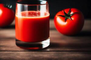 fresco pomodoro succo nel un' bicchiere su un' di legno sfondo, avvicinamento. salutare cibo concetto. generativo ai foto