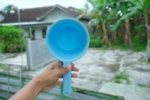 foto di blu acqua mestolo nel mano